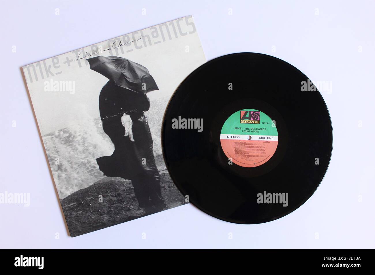 Soft- und Pop-Rock-Band, Mike und das Mechanics-Musikalbum auf Vinyl-LP. Mit Dem Titel: Die Lebenden Jahre Stockfoto