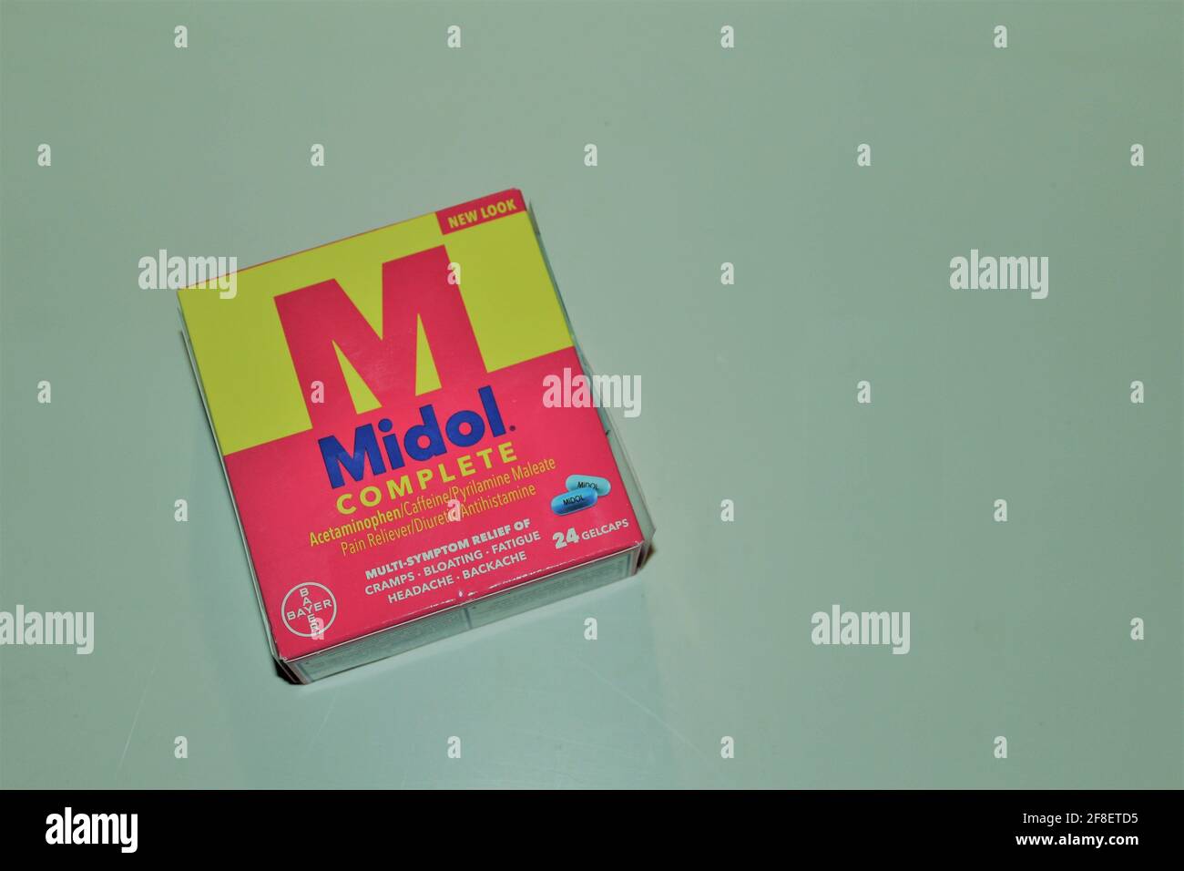 Neues Retro-Paket von Midol komplette Medizin für Krämpfe, Müdigkeit und Blähungen auf einem isolierten Hintergrund. Stockfoto