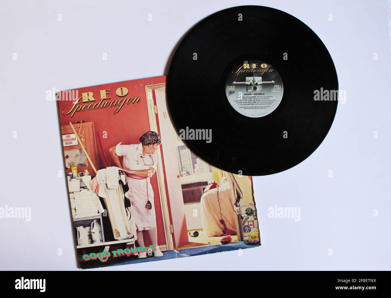 Rock- und Pop-Rockband, REO Speedwagon-Musikalbum auf Vinyl-Schallplatte. Titel: Good Trouble Album Cover Stockfoto