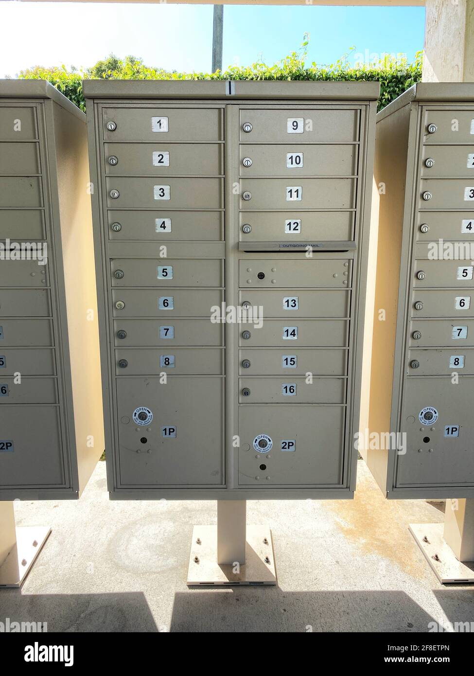 Cluster von Wohnpostfächern mit nummerierten Fächern für einen gemeinsamen Wohnwohnbereich. Stockfoto
