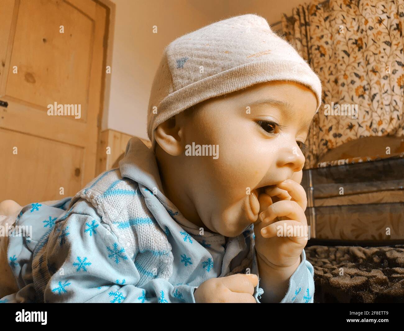 Lächelnde Kinderfotos zu Hause unter der Decke sieht wunderschön aus. Digitale und 4k-Fotos von Kindern. Stockfoto