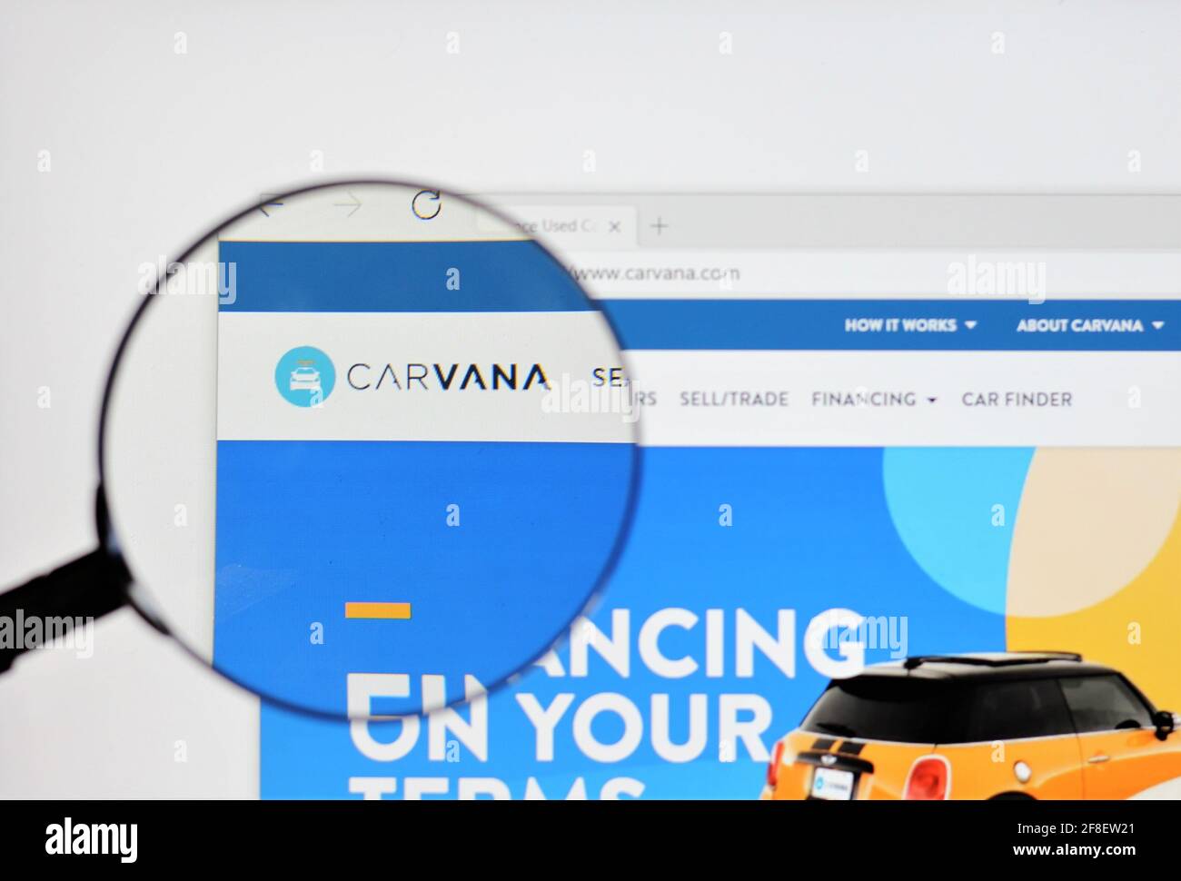 Carvana ist ein Online-Gebrauchtwagenhändler mit Sitz in Tempe, Arizona. Das Unternehmen ist bekannt für seine mehrstöckigen Automatenautomaten. Website, Online-Konzept Stockfoto