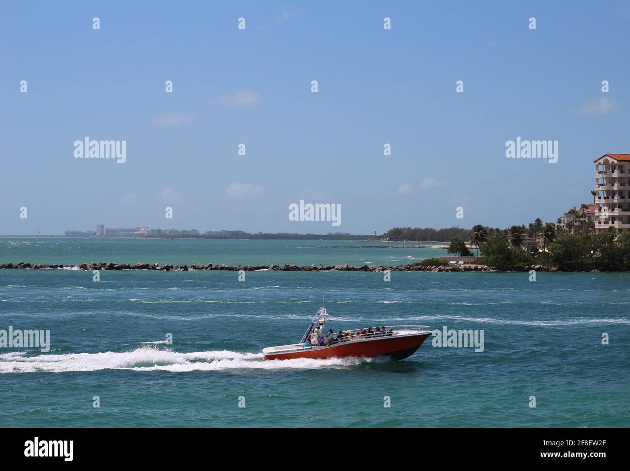 Das Boot fährt schnell im Wasser des Ozeans mit Menschen an Bord, die in den Miami Seaport am South Pointe Beach in Miami Beach, Florida, fahren Stockfoto