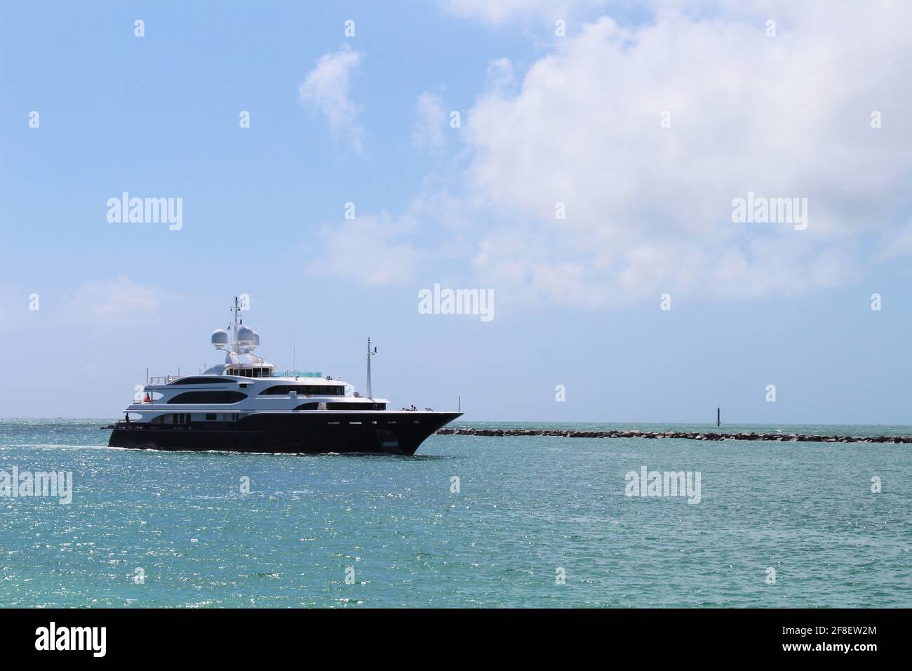 Große und luxuriöse Yacht, die durch Miami Beach Florida in der Nähe des South Pointe Pier in der Nähe des Hafens segelt. Copyspace Werbung Investition für Millionäre Stockfoto