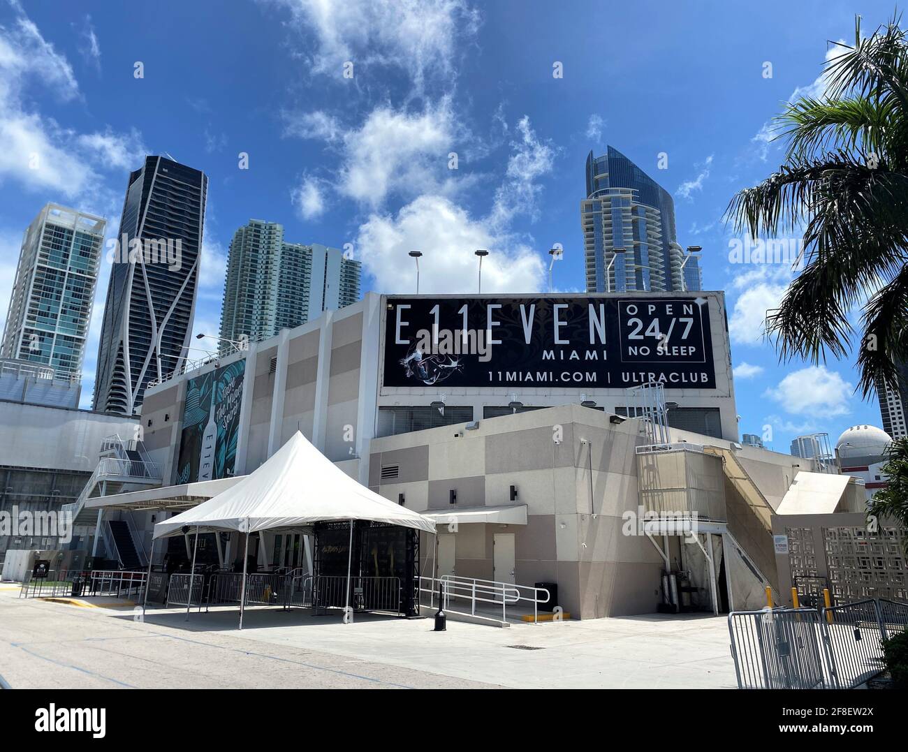 Die Außenfassade des Club E11EVEN hat auch den Club Eleven in South Beach, Florida, geschrieben. Downtown Miami. 24 Stunden am Tag geöffnet mit Trapeztänzern, DJs und Shows Stockfoto