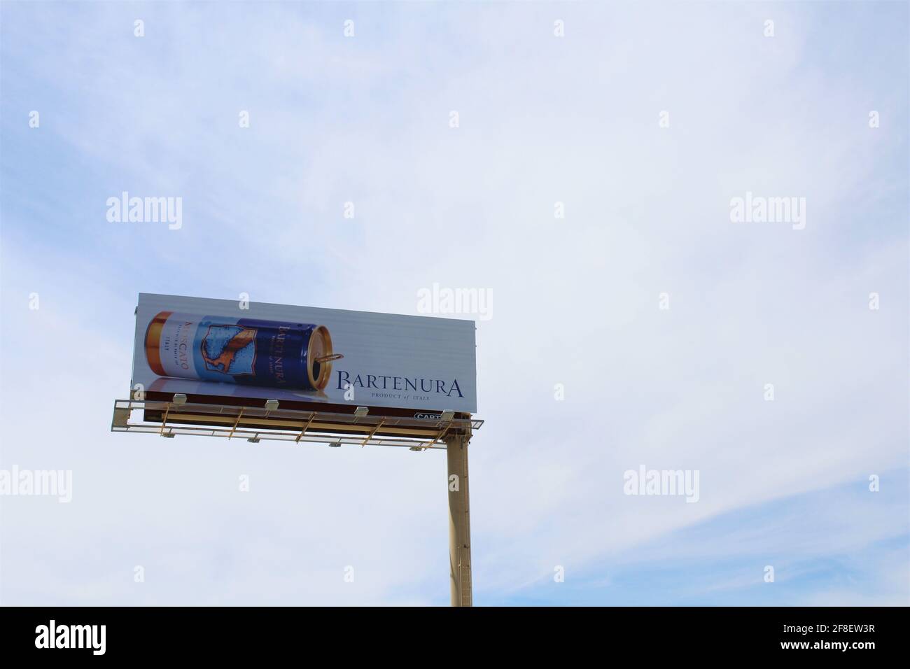 Reklametafeln für Bartenura. Bartenura Weine werden in Italien mit Liebe hergestellt. Hergestellt aus den besten Trauben, die Italien zu bieten hat. Stockfoto