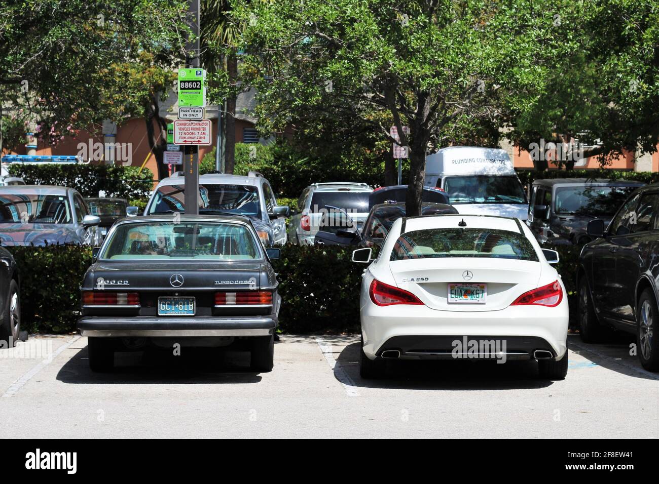 Ein alter Mercedes Benz und eine neue Mercedes Benz Limousine parkten nebeneinander, um Alt und Neu zu symbolisieren. Stockfoto