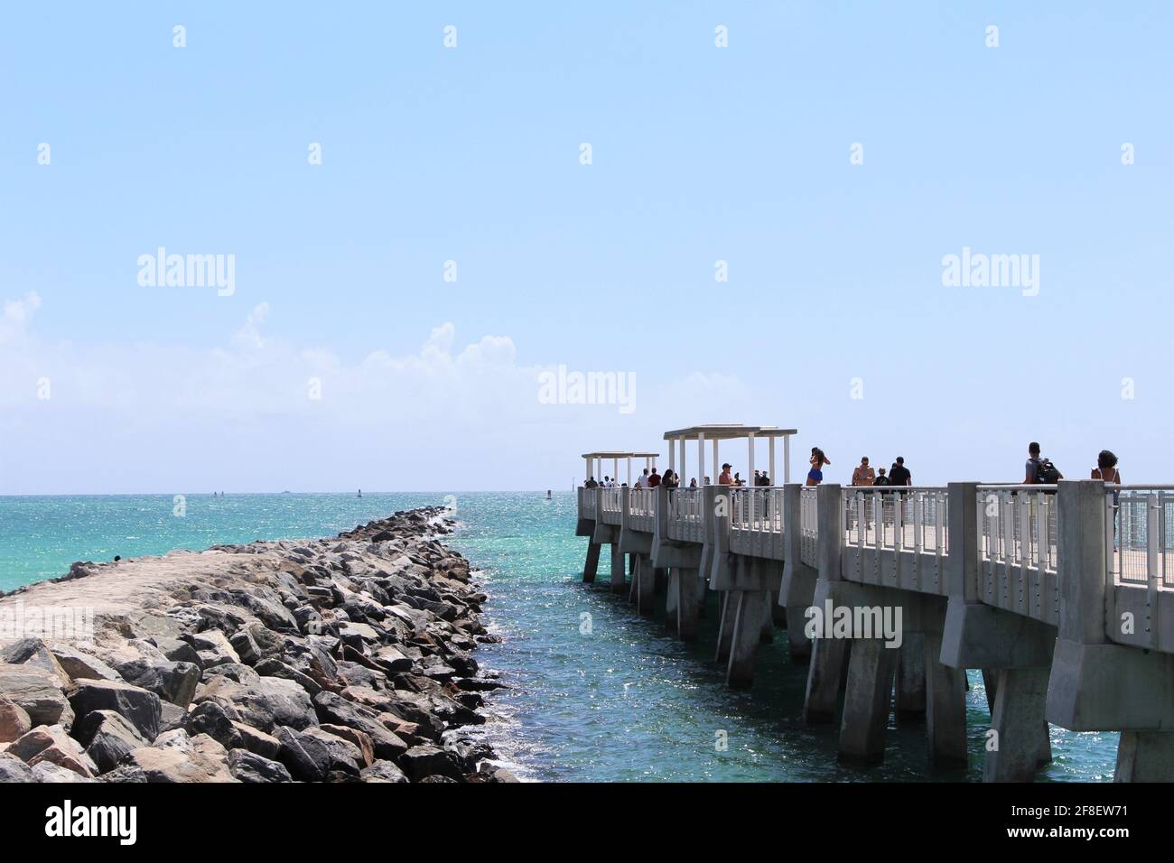 South Beach Coast, South florida. South Pointe Pier. Sonnig mit ruhigen Wellen, Steinhaufen im Meer, Felspfad. Copyspace, Hintergrundbild, Hintergrund Stockfoto