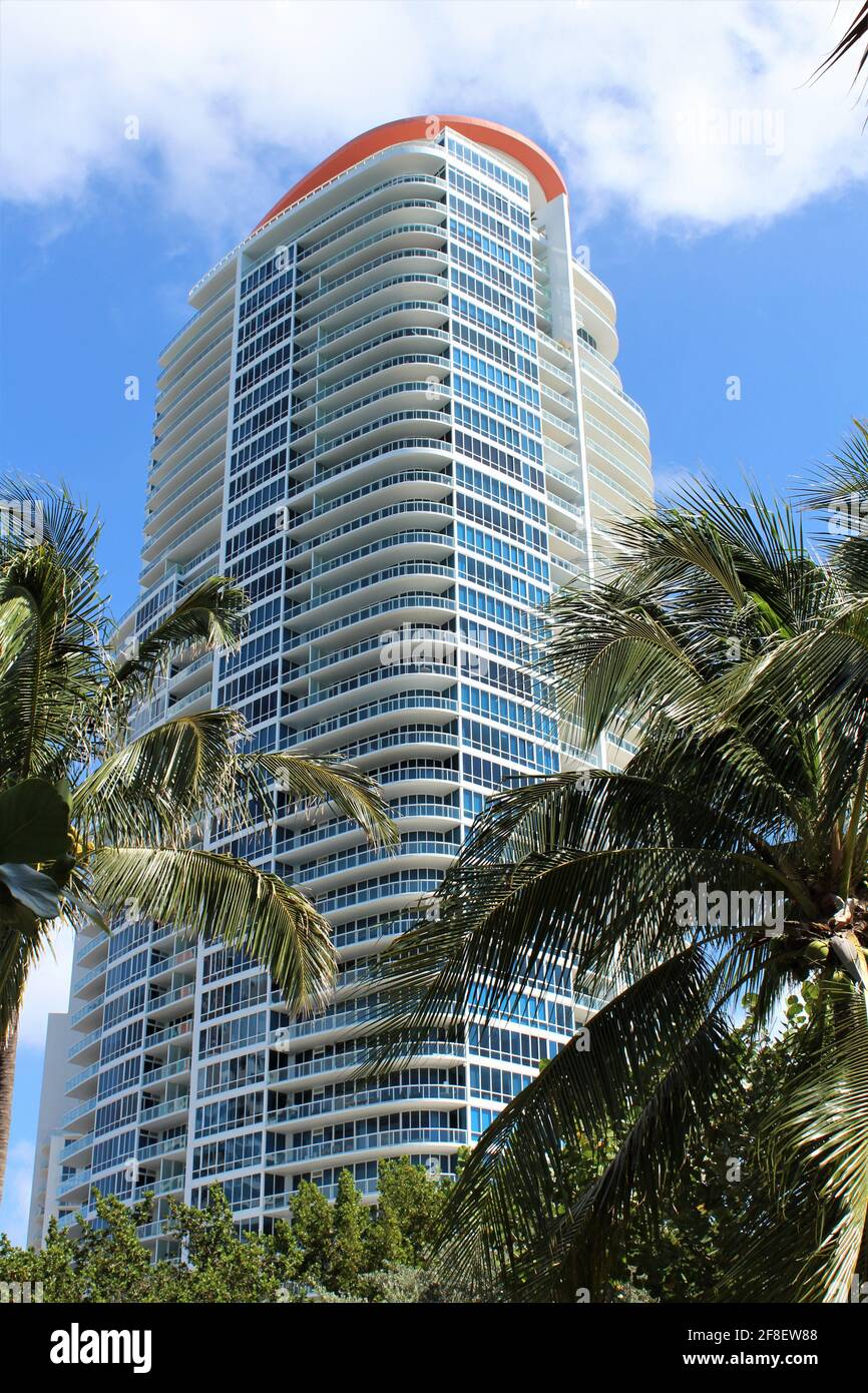 South Pointe Towers ist eine 25-stöckige Eigentumswohnung Entwicklung in Miami Beach, Florida. South Beach. Wolkenkratzer mit Wohnhäusern, umgeben von Palmen Stockfoto