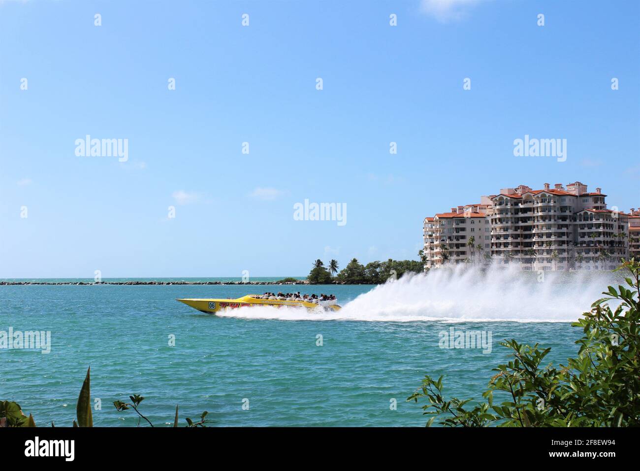 Thriller Miami Speedboat Adventures bietet eine unterhaltsame Besichtigungstour und Attraktion. Es werden täglich öffentliche Touren und private Charterflüge angeboten. Selektiver Fokus. Stockfoto