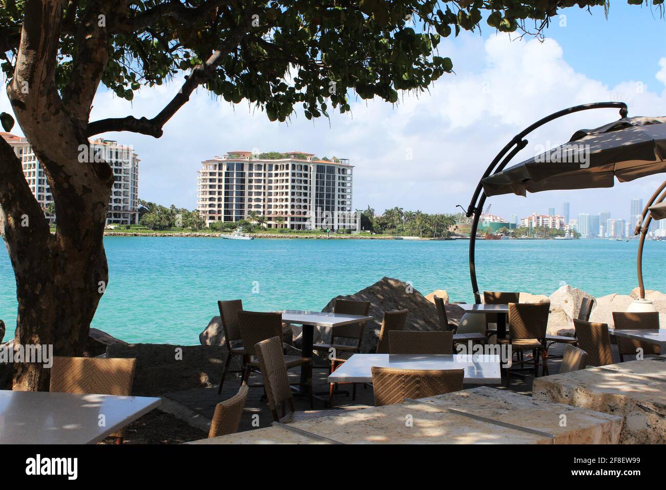 Essbereich im Freien für das Steakhouse Smith und Wollensky im South pointe Park in Miami Beach, Florida, mit Blick auf das Wasser. Direkt am Meer. Stockfoto