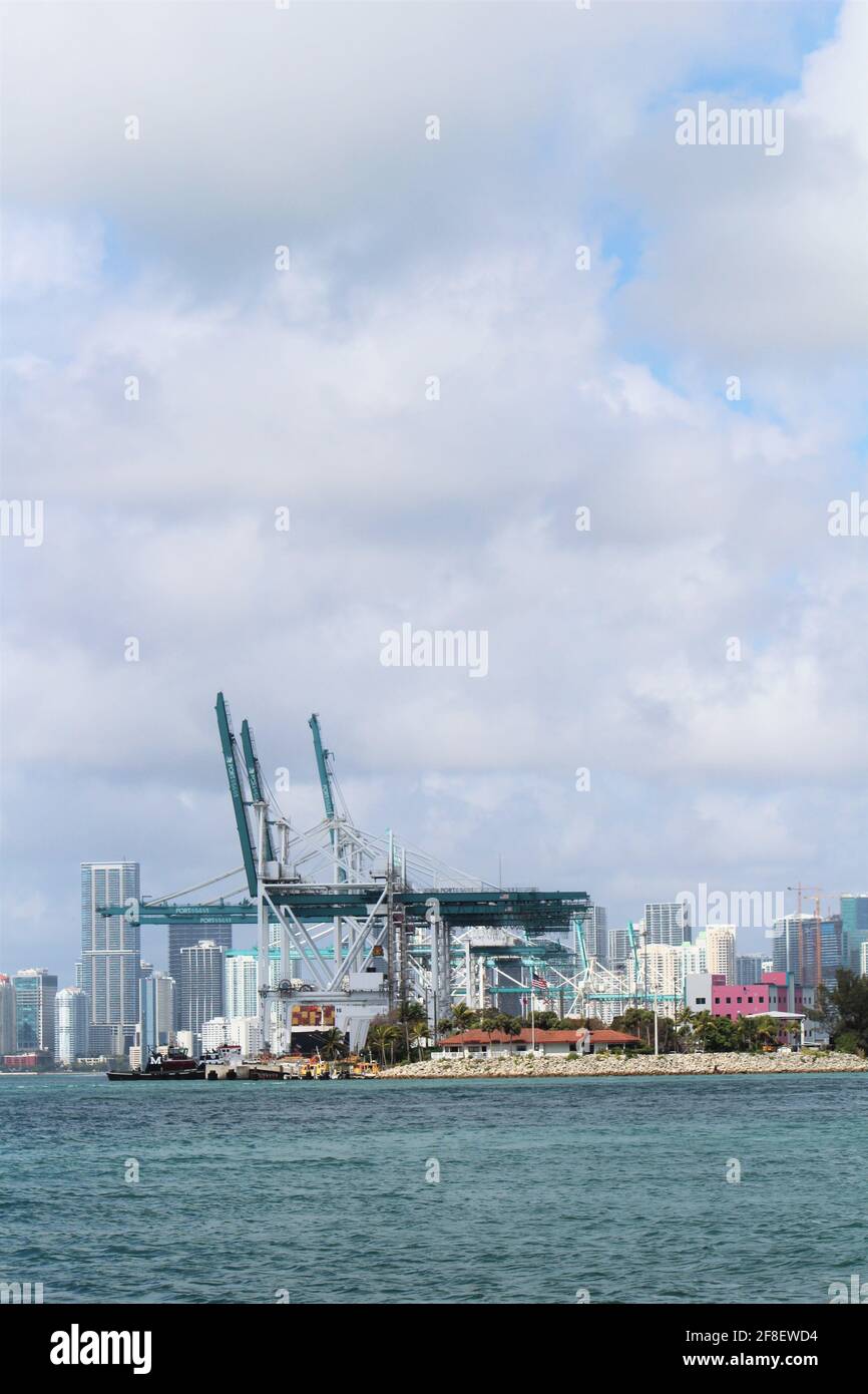 Hafen von Miami. Miami Seaport am South Pointe Beach in Miami Beach, Florida. PortMiami Krane und Seefracht Ausrüstung. Seeverkehr Stockfoto