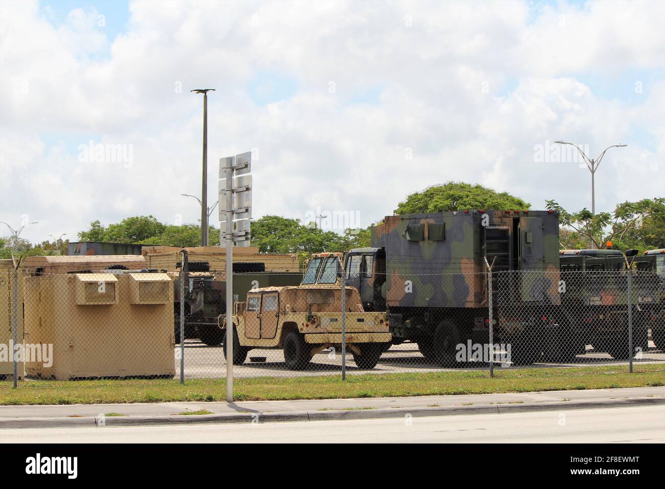 Armeefahrzeuge parkten vor dem Colonel Kenneth P. Williams United States Army Reserve Center Stockfoto