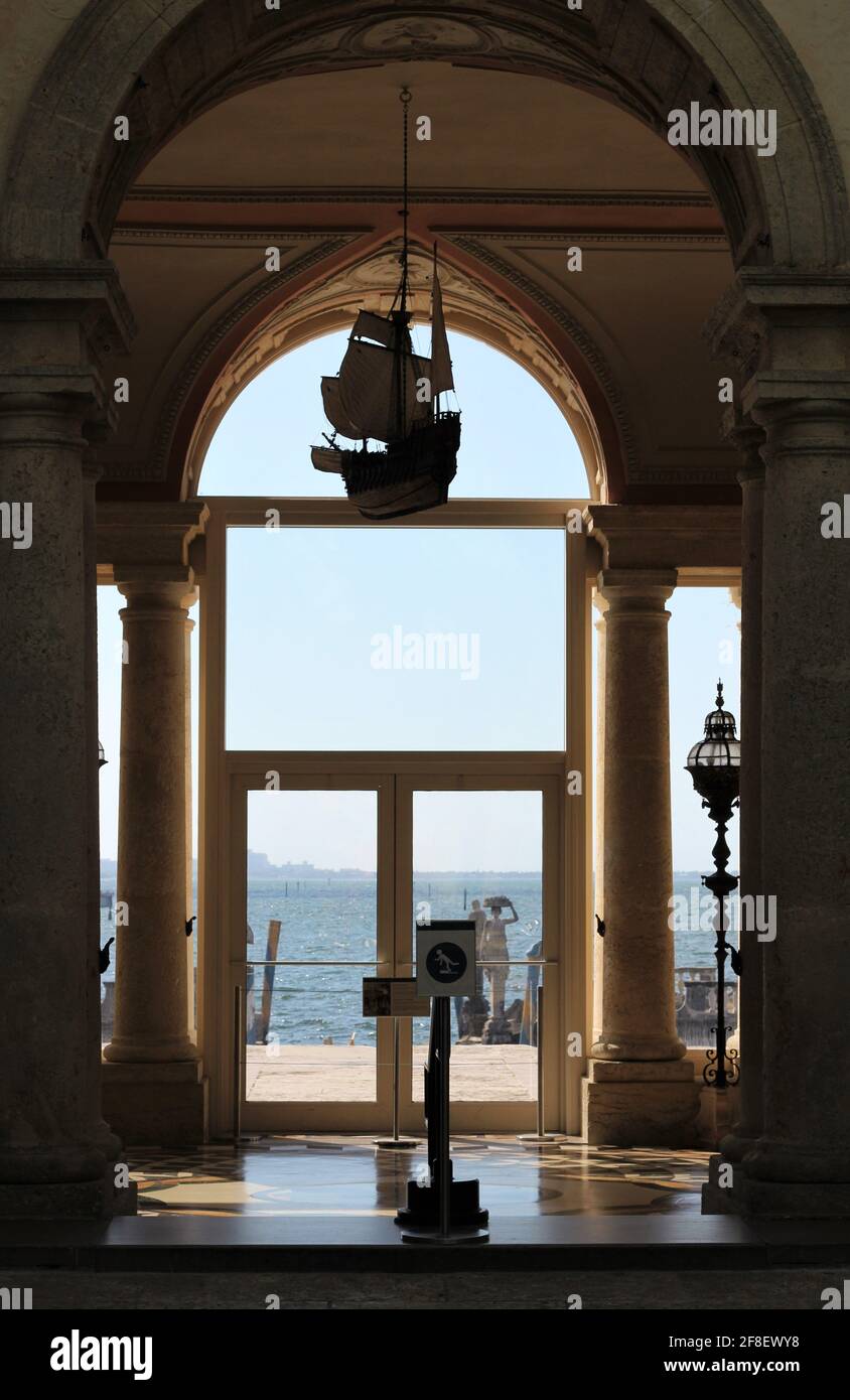 Elegantes Zimmer mit Dekoration und einem Torbogen mit Blick auf das Meer im Vizcaya Museum und Garten. Stockfoto