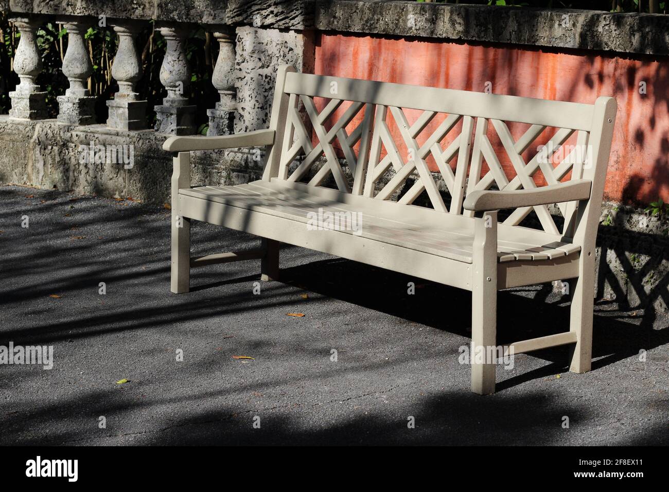 Vintage weiße Holzparkbank mit Schatten. Stockfoto