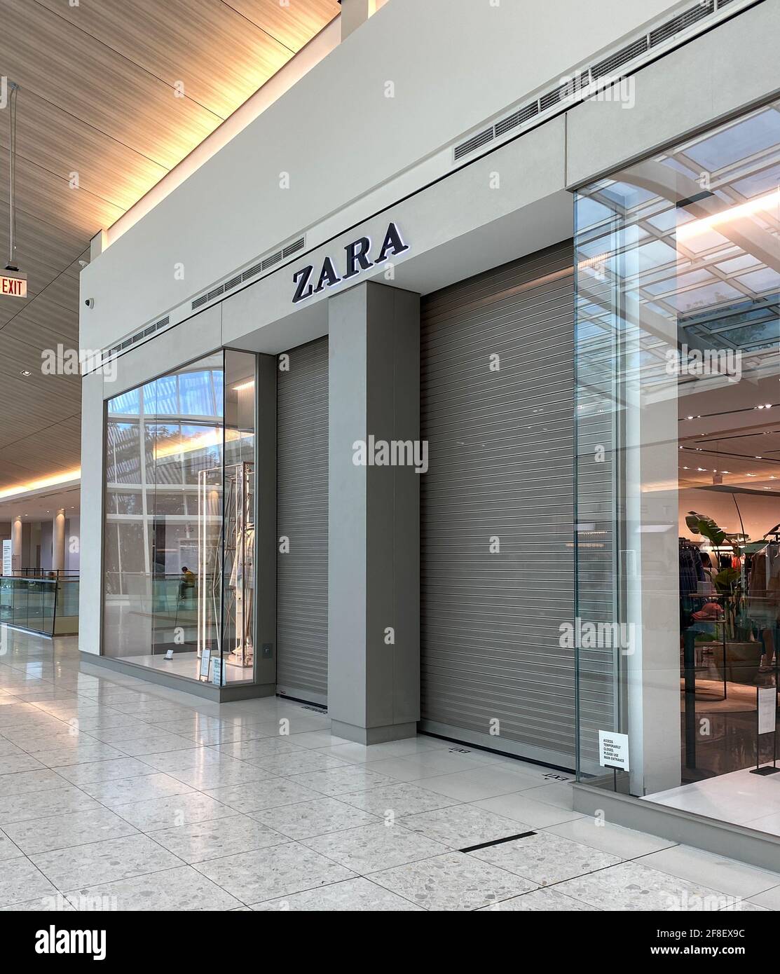 Das Modegeschäft Zara in der Aventura Mall ist aufgrund von COVID-19-Pandemievorkehrungen geschlossen. Zara ist ein spanischer Bekleidungshändler. Stockfoto