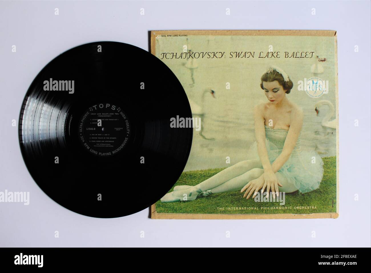 The International Philharmonic Orchestra – Tschaikowsky Swan Lake Ballet-Musikalbum auf Vinyl-LP-Schallplatte. Stockfoto