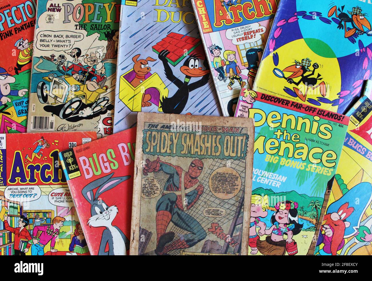 Farbige Comics Anzeigen auf einem Tisch. Stapel von alten Vintage-Comic-Bücher Hintergrund. Stockfoto