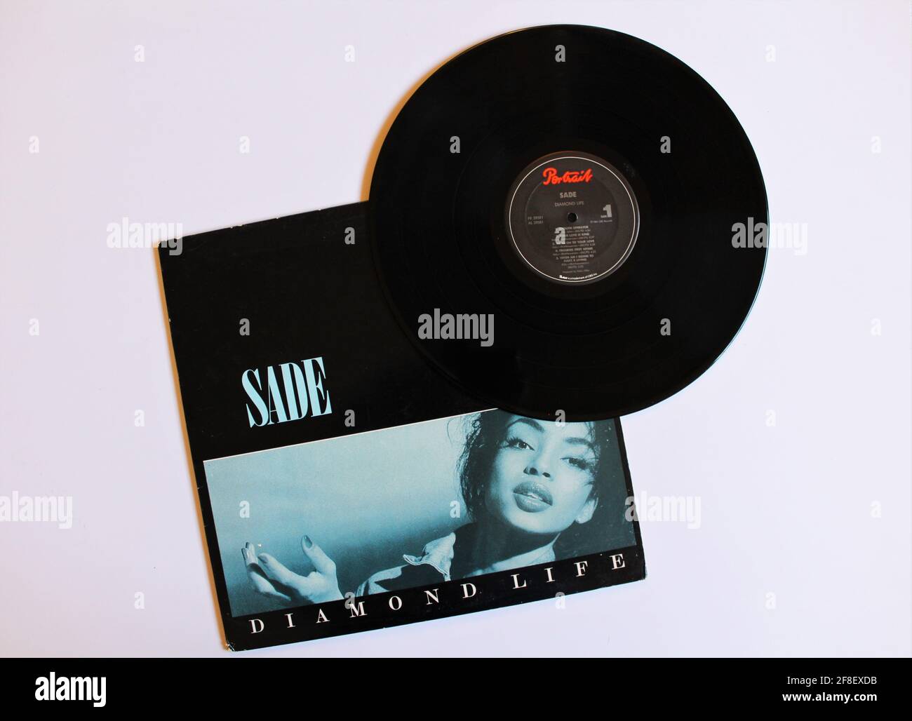 Sanfte Soul- und Sophisti-Pop-Band, Sade-Musikalbum auf Vinyl-LP. Mit Dem Titel: Diamond Life Stockfoto