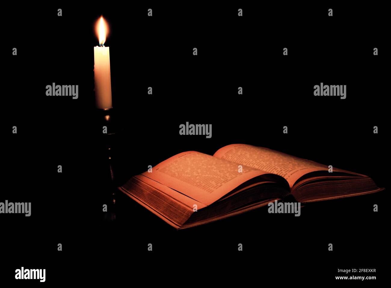 Ein Buch bei Kerzenschein Stockfoto