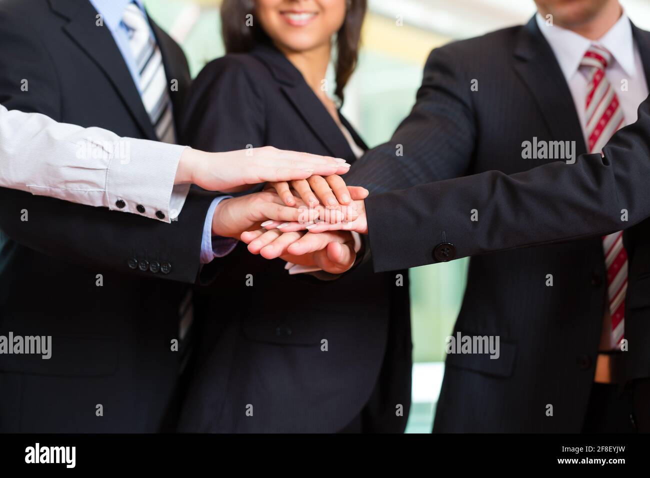 Business - Gruppe von Geschäftsleuten im Büro stehen, scheinen sie ein sehr gutes Team, Business-Metapher Stockfoto