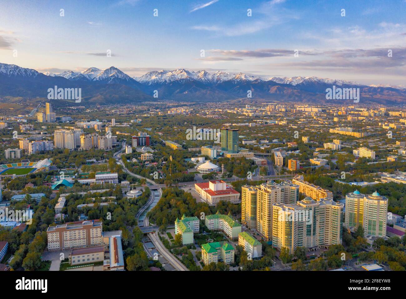 Almaty ist weiterhin das wichtigste Handels- und Kulturzentrum Kasachstans sowie seine bevölkerungsreichste und kosmopolitischste Stadt. Die Stadt liegt in der Nähe Stockfoto