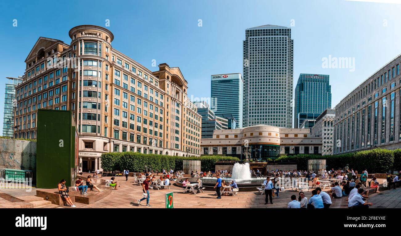 London, Großbritannien - 27 2019. August: Panorama des Cabot Square, einem der zentralen Plätze der Canary Wharf Development auf der Isle of Dogs. Stockfoto