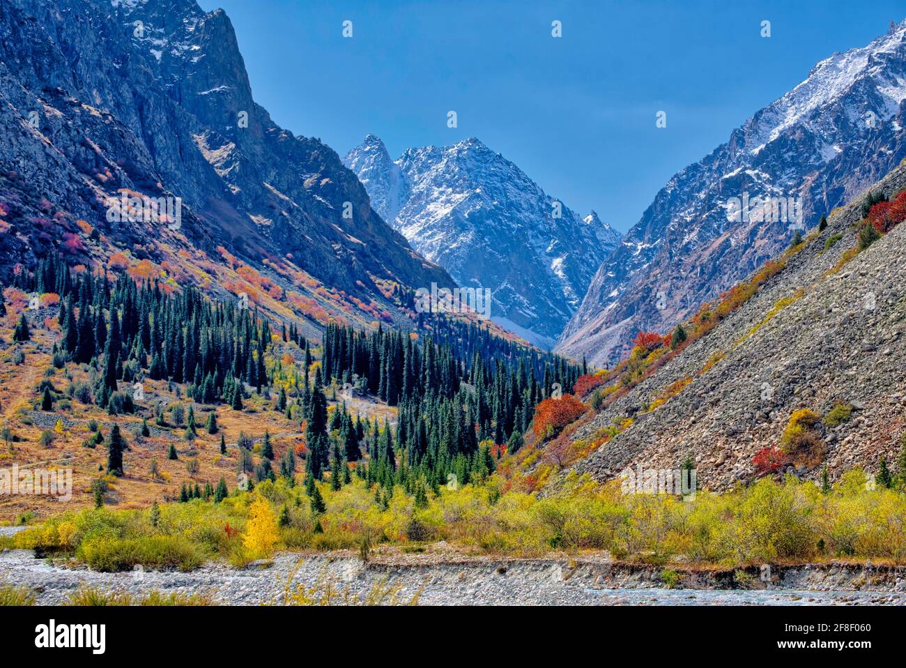 Ala Archa Bunte Berge getroffen @Ala Archa Nationalpark, Kirgisistan Stockfoto