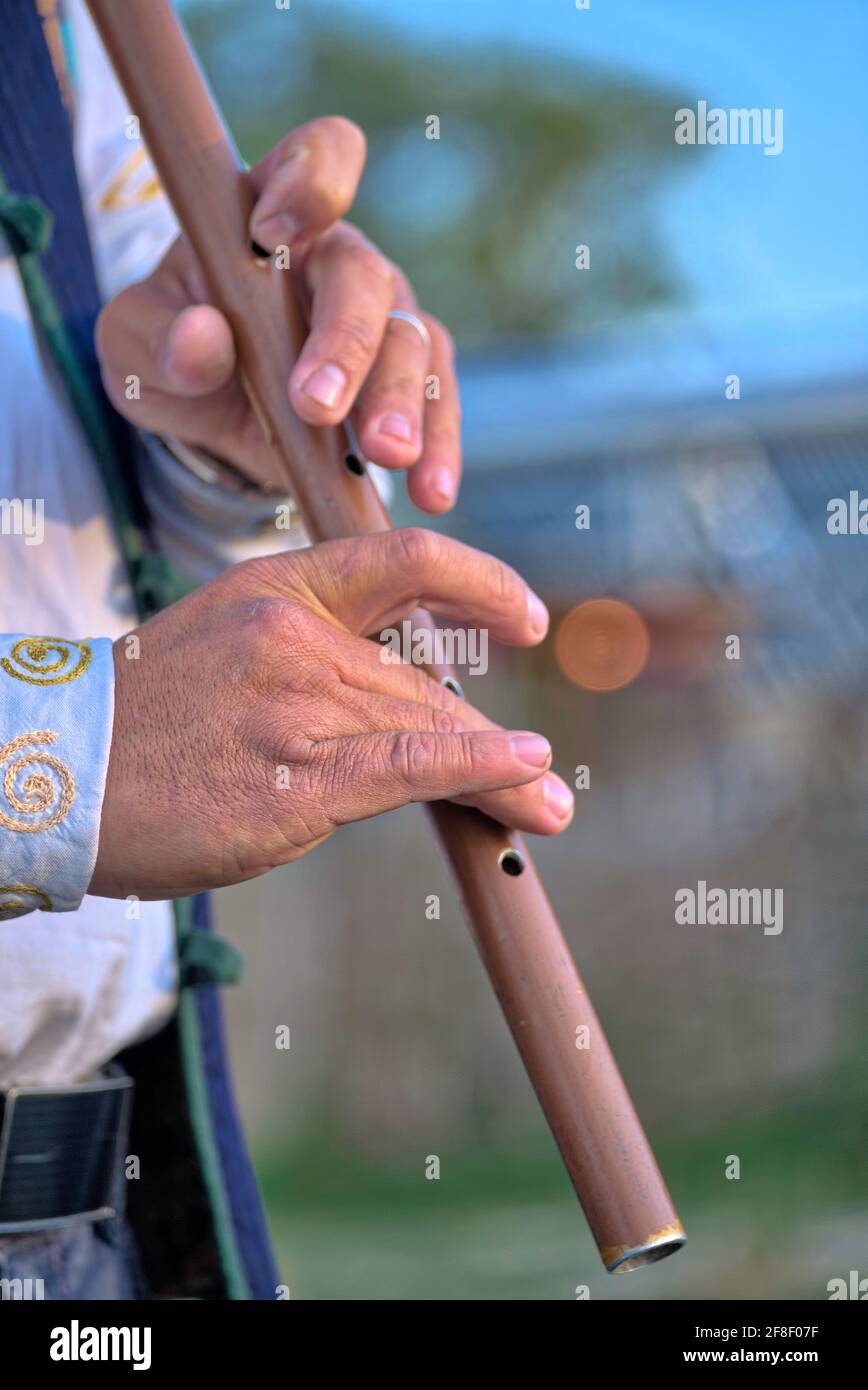 Eine gewöhnliche Flöte, die von einem kirgisischen Musiker gespielt wird, aufgenommen @in der Issyk-Kul Region, Kirgisistan Stockfoto