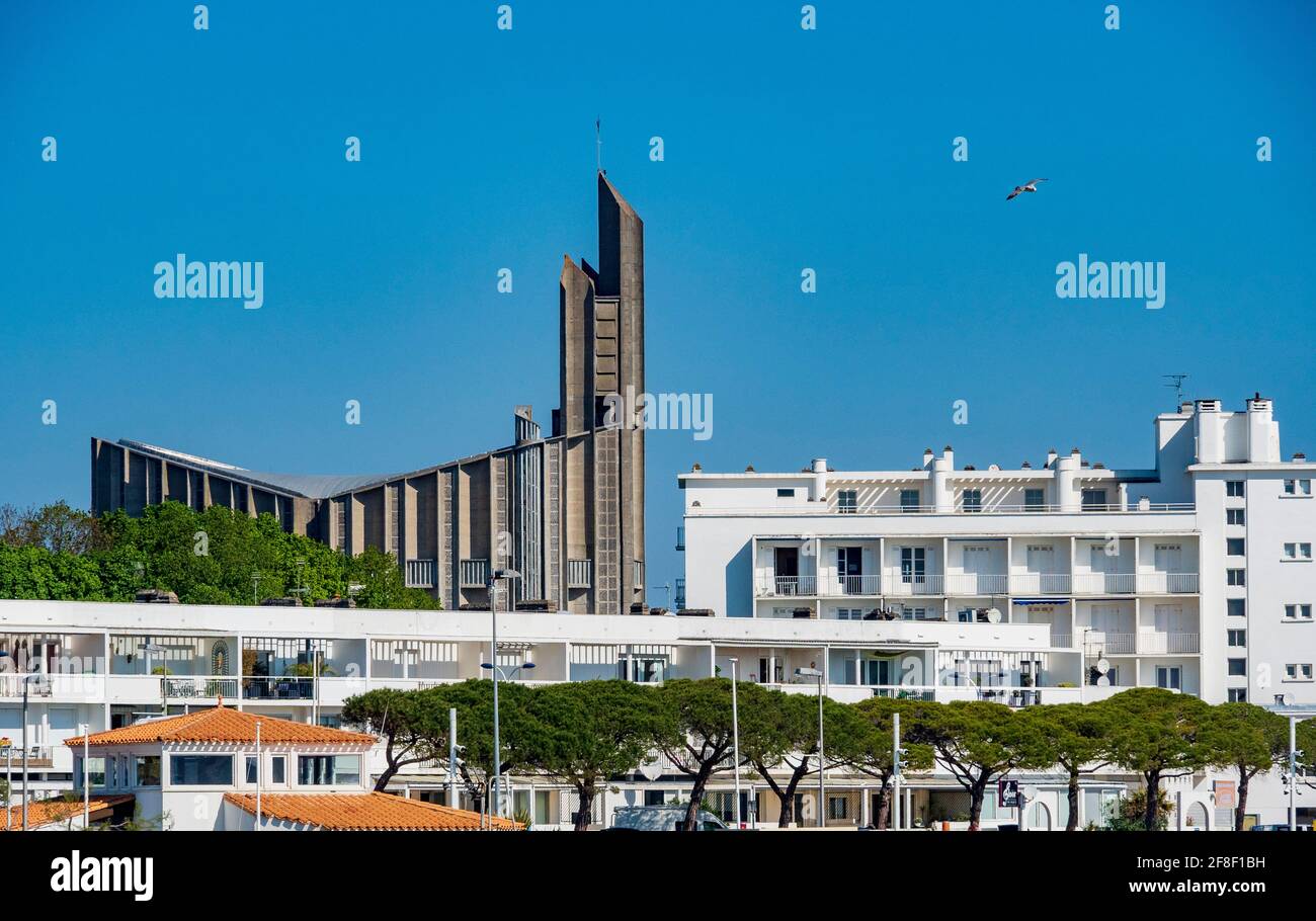 Kirche Notre-Dame de Royan (Architekt Guillaume Gillet), Seitenansicht, vom Hafen, Royan, Frankreich. Stockfoto