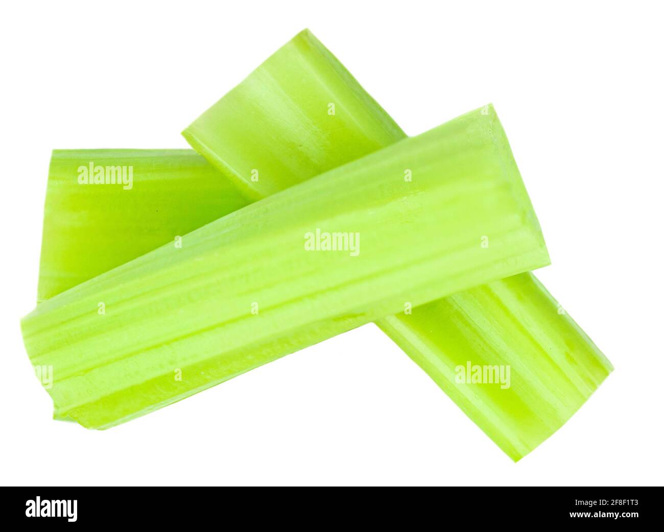 Fresh Celery isoliert auf weißem Hintergrund. Geschnittene Sellerie-Stäbchen. Draufsicht Stockfoto