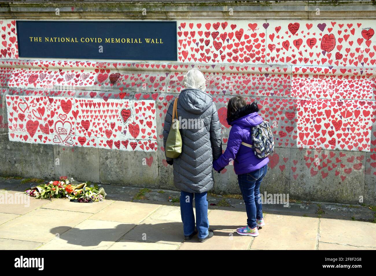 London, England, Großbritannien. National Covid Memorial Wall am Ufer der Themse, gegenüber dem Parlamentsgebäude, 150 000 Herzen zum Gedenken an die li Stockfoto