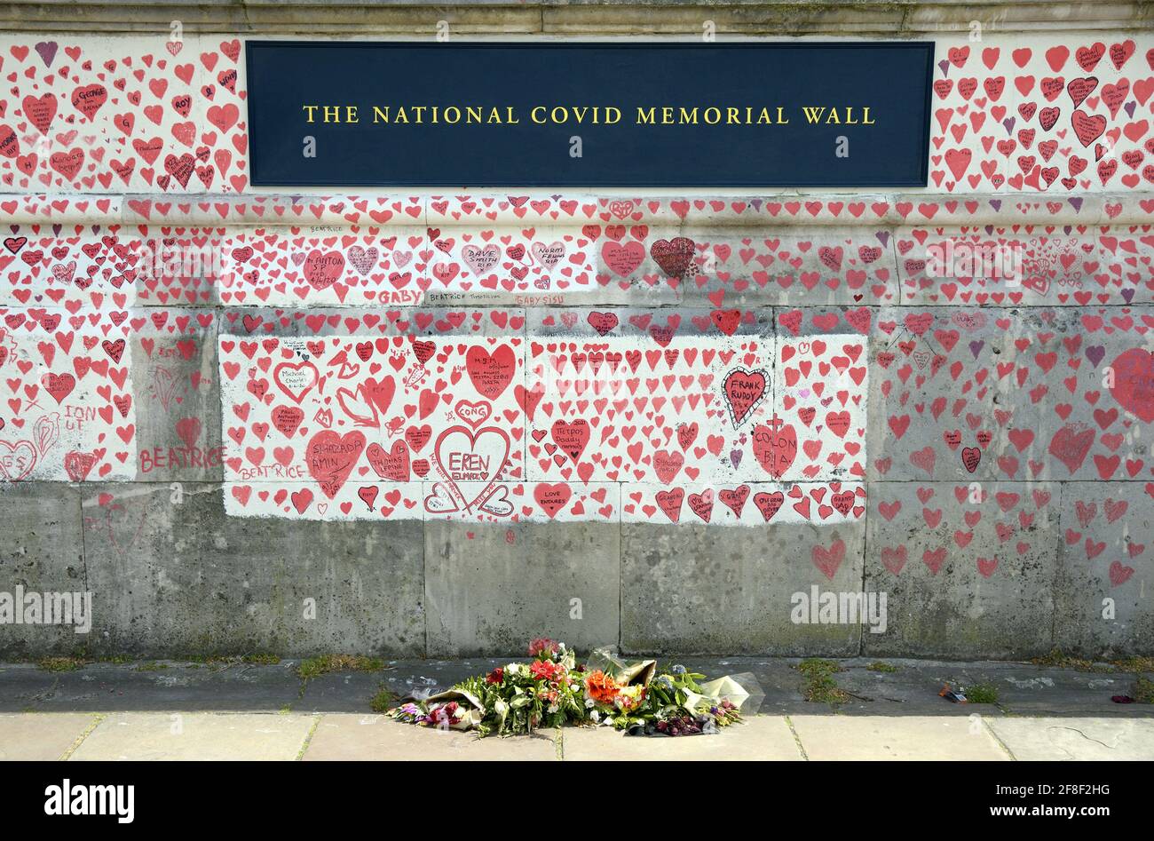 London, England, Großbritannien. National Covid Memorial Wall am Ufer der Themse, gegenüber dem Parlamentsgebäude, 150 000 Herzen zum Gedenken an die li Stockfoto