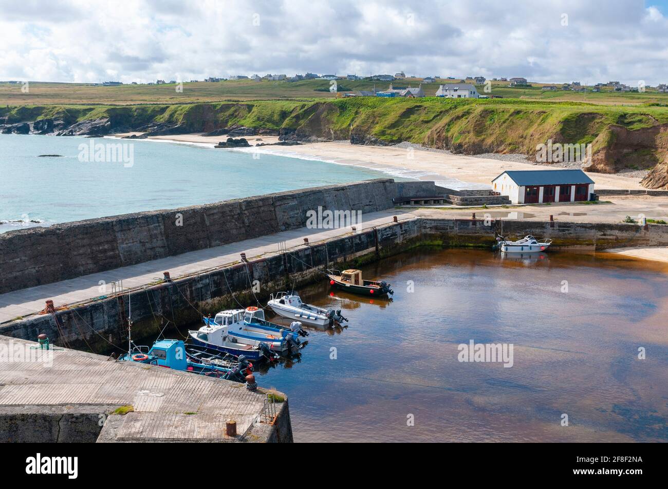 Der Hafen und der Strand von Port of Ness, Isle of Lewis, Äußere Hebriden, Schottland Stockfoto