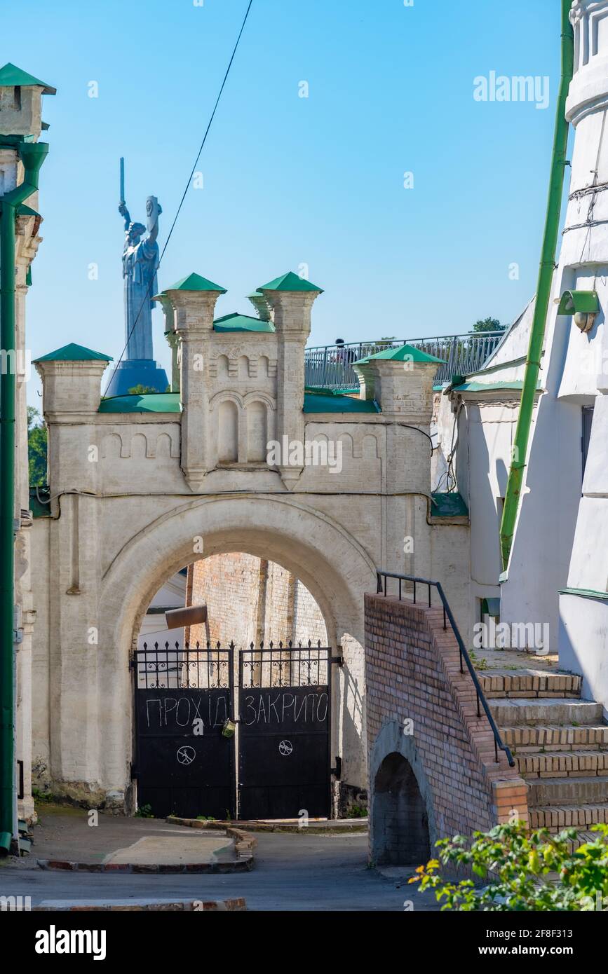 Mutterland Denkmal hinter einem Tor in Kiew Pechersk lavra in Kiew, Ukraine Stockfoto