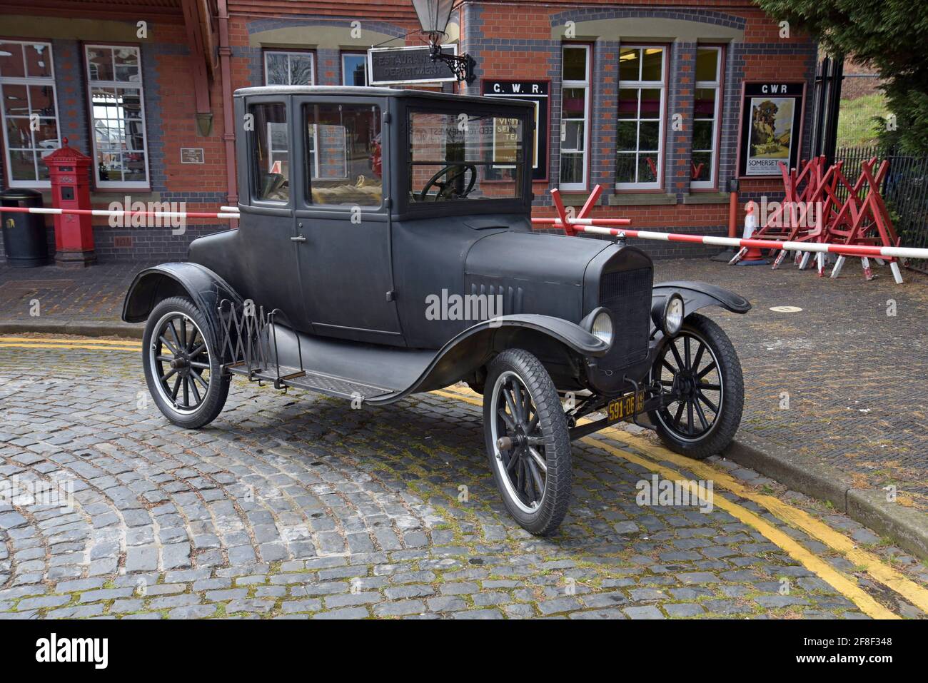 Ein altes Modell T Ford Coupé aus den 1920er Jahren vor dem Bahnhof Kidderminster, Worcestershire, Großbritannien Stockfoto