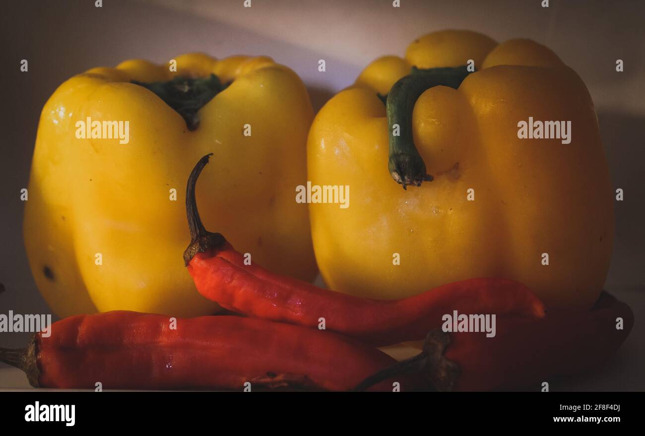 Gelbe Paprika mit roten Chilischoten Stockfoto
