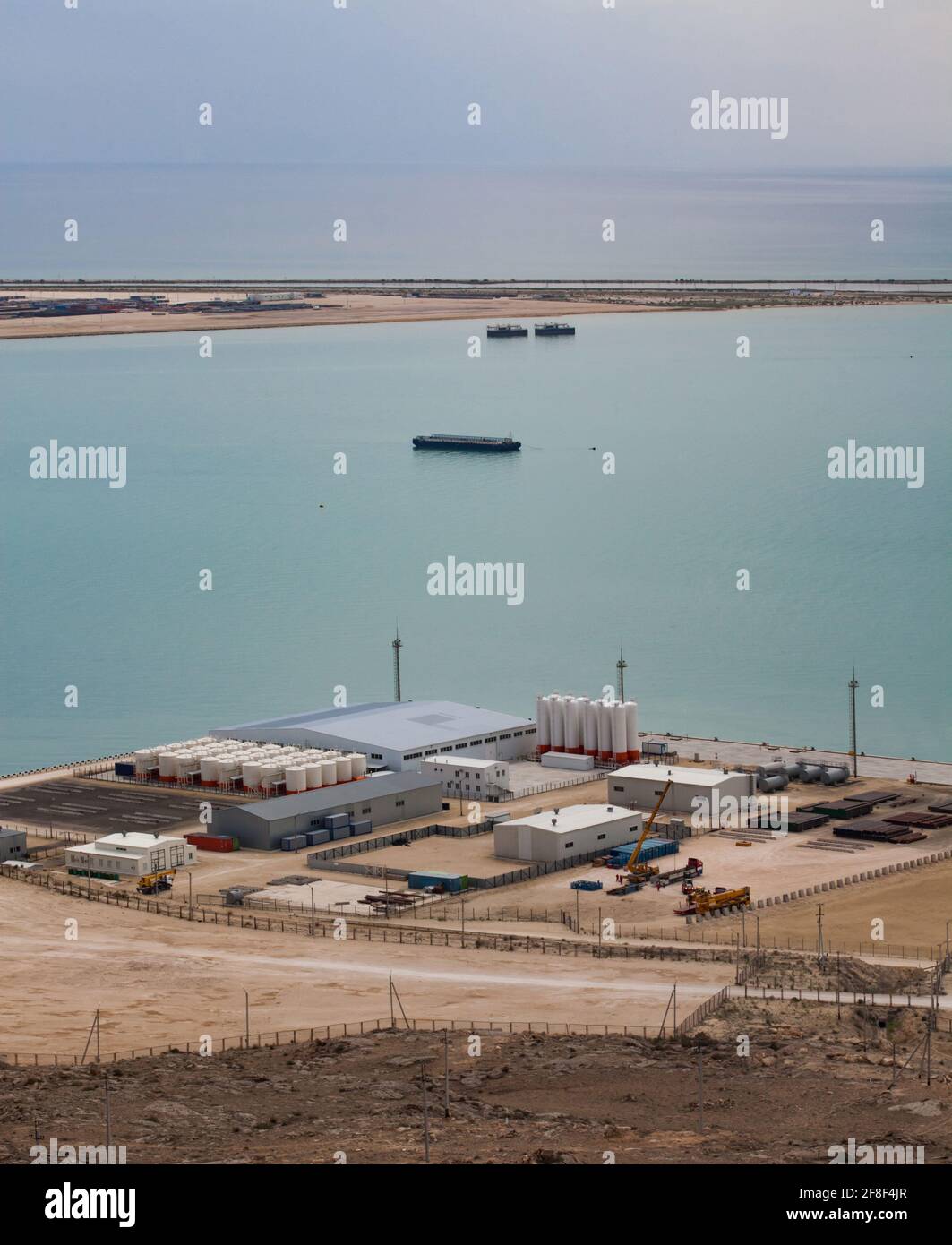 Öltanker Schiffe Verladeterminal. Bucht von Bautino und Hafen, Kaspisches Meer, Kasachstan. Stockfoto