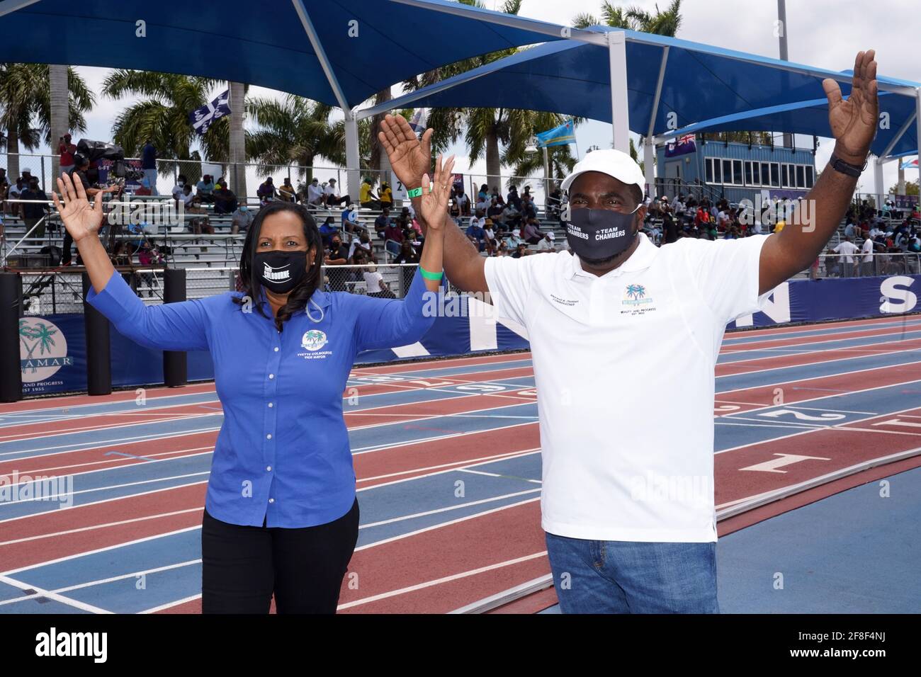 Die Vizebürgermeisterin der Stadt Miramar Yvette Colbourne (links) und der kommissar Maxwell Chambers posieren mit Gesichtsmasken während der Miramar-Einladung am Samstag, Stockfoto