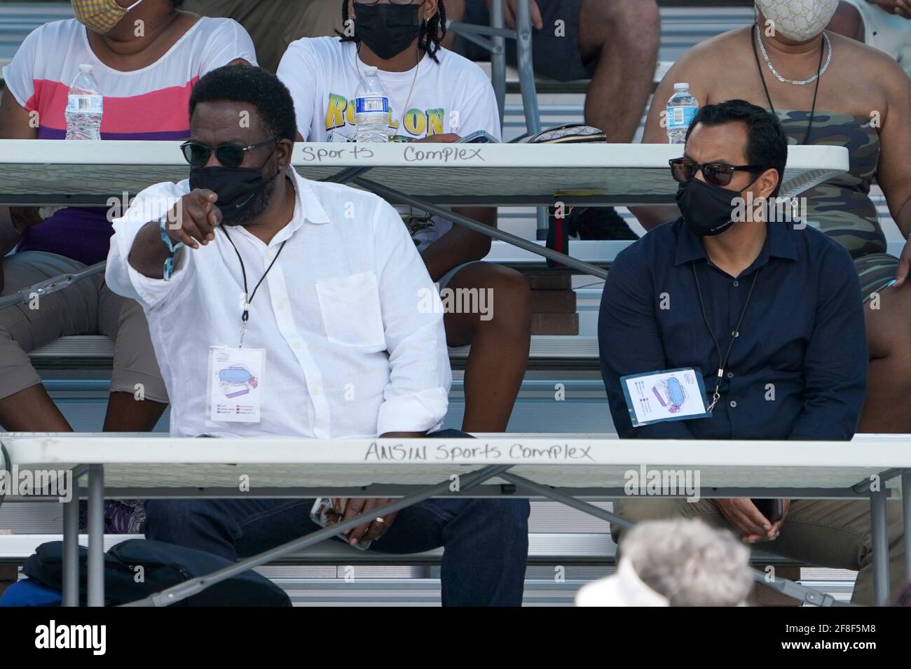 HSI-Mitbegründer und Regisseur Emanuel Hudson (links) und Sportmanager Daniel Escamilla tragen Gesichtsmasken während der Miramar Invitational, Samstag, April Stockfoto