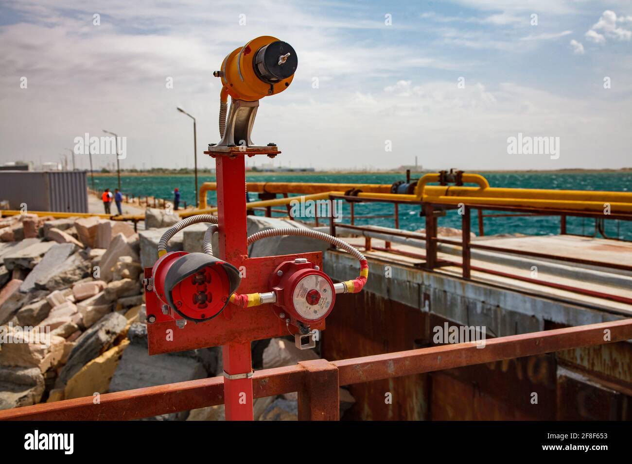 Aktau, Kasachstan - Mai 19 2012: Kaspisches Meer, LPG-Gas-Ladeterminal. Brandmelder Stockfoto