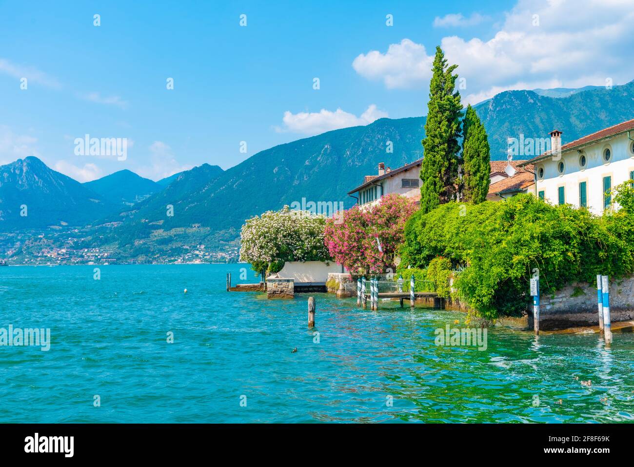 Seeblick auf Sulzano am See Iseo, Italien Stockfoto