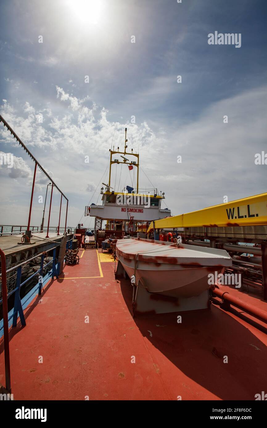 Aktau, Kasachstan: LPG-Tankschiff 'Anbutane' für den Transport von Flüssiggas. Notfall Boot und Kran Jib. Kaspisches Meer, Gas-Ladeterminal. Stockfoto