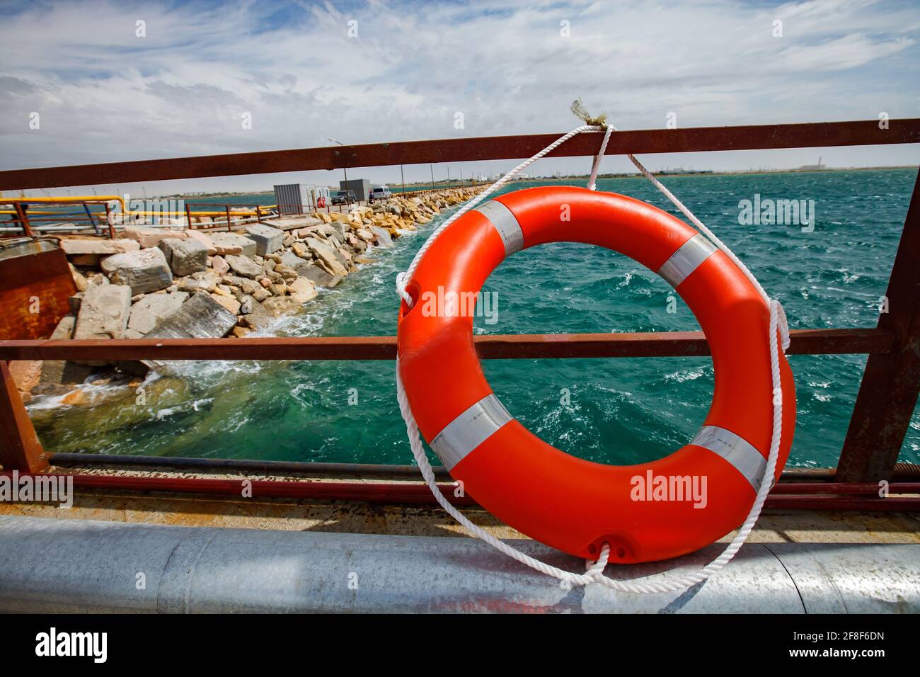 Aktau, Kasachstan: Rettungsring auf Balustrade. Kaspisches Meer, LPG-Gas-Ladeterminal. Stockfoto