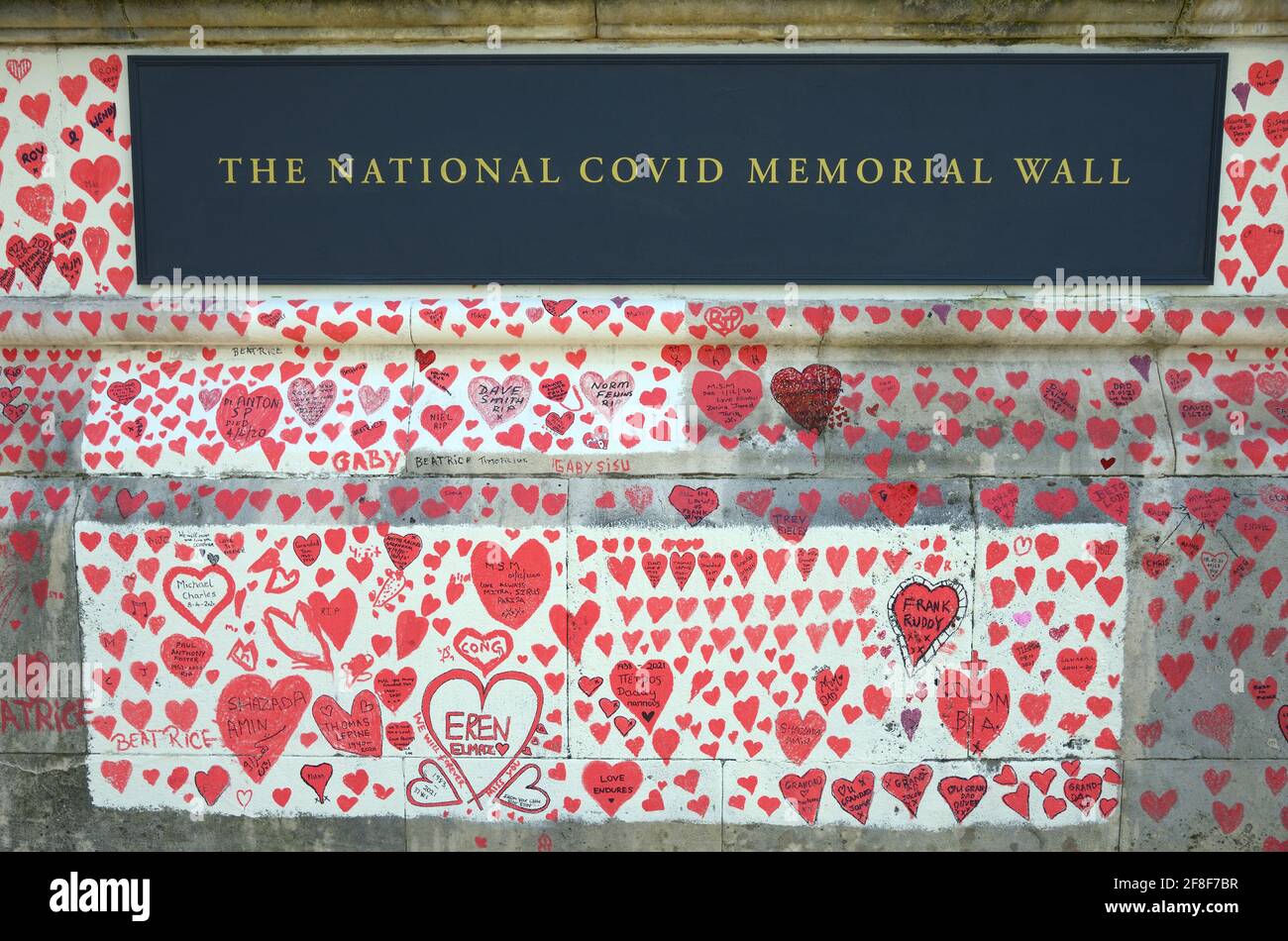 London, England, Großbritannien. National Covid Memorial Wall am Ufer der Themse, gegenüber dem Parlamentsgebäude, 150 000 Herzen zum Gedenken an die li Stockfoto