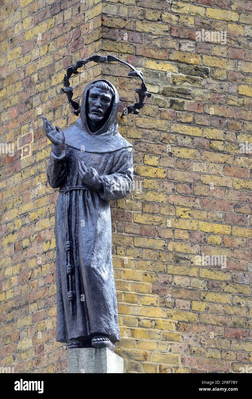 London, England, Großbritannien. Statue des heiligen Franziskus von Assisi mit einem Vogelhalo an der Ecke Francis Street und Willow Place, Westminster, SW1 Stockfoto