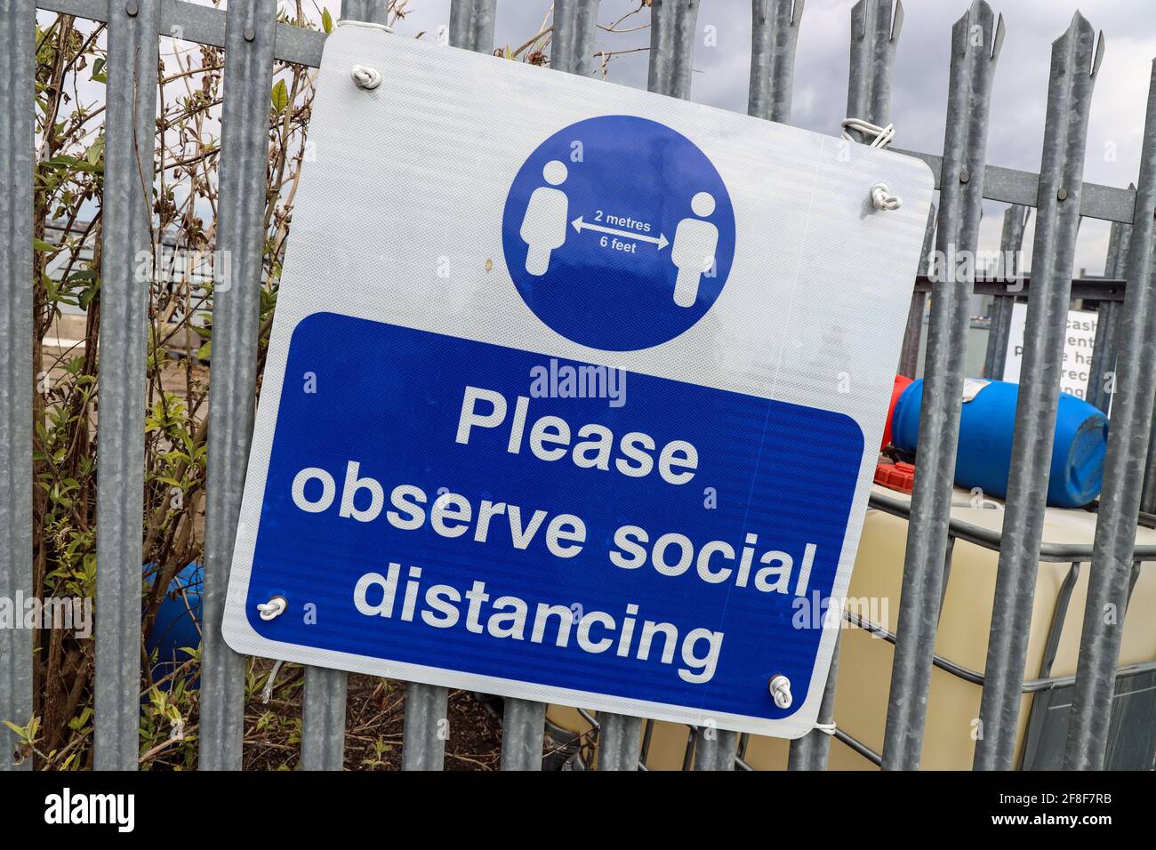 Soziale Distanzierungswarnung beim Einzäunen in der Nähe der Torpoint Ferry Cornwall Stockfoto