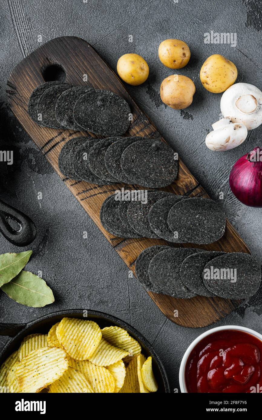 Knuspriger Snack mit Käse und Schnittkartoffeln, mit Saucen zum Eintauchen, auf grauem Steingrund, Draufsicht flach liegend Stockfoto