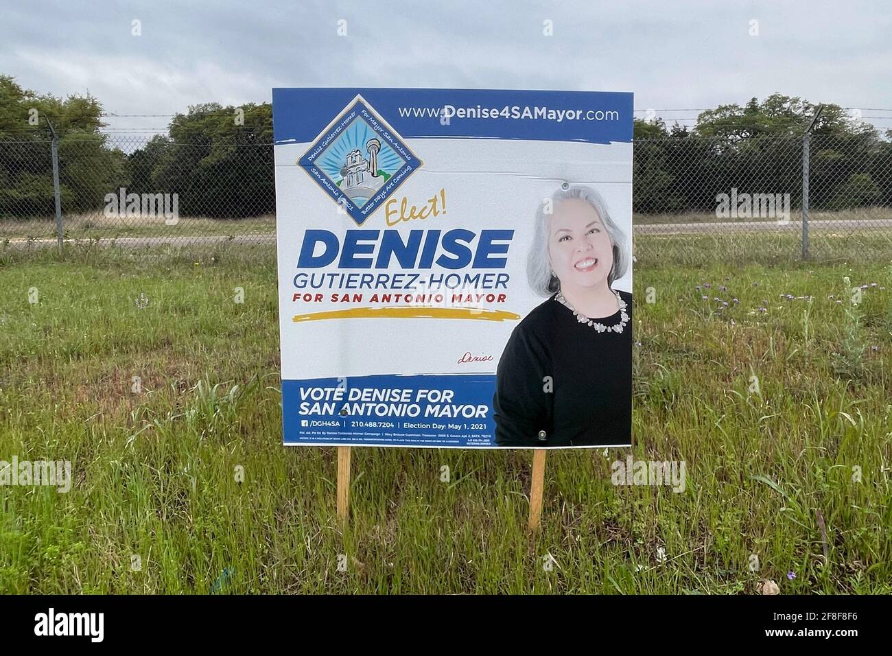 Ein Wahlkampfschild, das Denise Gutierrez-Homer für den Bürgermeister von San Antonio am Sonntag, den 4. April 2021, in San Antonio billigt. Stockfoto
