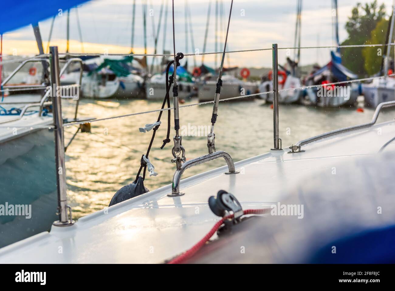 Yachten liegen in einem Hafen. Segelboote im Dock. Sommerferien, Kreuzfahrt, Erholung, Sport, Regatta, Freizeitaktivitäten, Service, Tourismus Stockfoto